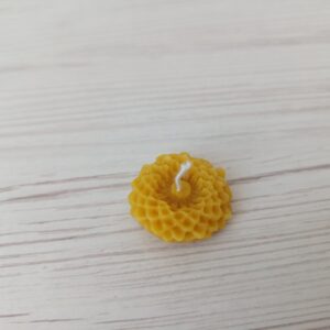 🌼 Mini Chrysanthemum Beeswax Candle